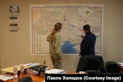 Голова Державного агентства відновлення та розвитку інфраструктури Сергій Сухомлин показує кореспондентці Радіо Свобода найскладніші ділянки доріг на мапі України