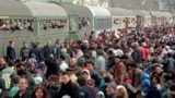 Një tren në Prishtinë me shqiptare që po iknin nga Kosova për në Maqedoni, më 1 prill 1999.