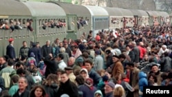 Një tren në Prishtinë me shqiptare që po iknin nga Kosova për në Maqedoni, më 1 prill 1999.