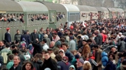 Një tren në Prishtinë me shqiptare që po iknin nga Kosova për në Maqedoni, më 1 prill 1999.