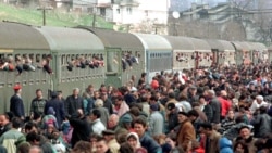 Refugjatë shqiptarë duke u larguar me tren nga Kosova, 1999