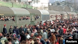 Refugjatë shqiptarë duke u larguar me tren nga Kosova, 1999