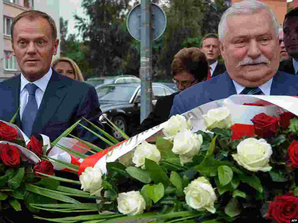 Былы прэзыдэнт Польшчы і лідэр прафсаюзу "Салідарнасьць" Лех Валэнса (справа) разам зь цяперашнім прэм'ер-міністрам Дональдам Тускам ускладаюць вянкі каля помніка рабочым на вэрфі ў Гданьску напярэдадні 30-й гадавіны стварэньня "Салідарнасьці".