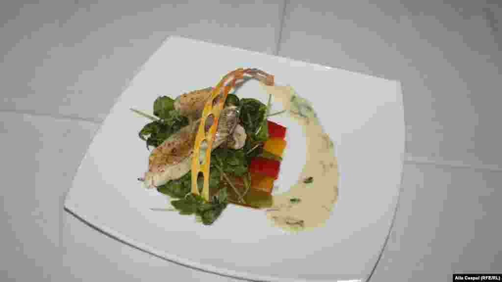 Mâncarea pregătită de bucătarul uzbec din produsele ce i s-au pus la dispoziţie la proba bucate din peşte.