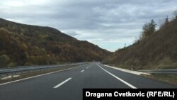 Ҳукумат иддаосича¸ Тошекнт-Самарқанд ўртасида қурилажак пулли магистраль йўл орадаги 300 кмлик масофани ҳозирги 4 соат ўрнига¸ 2 соатда босиб ўтиш имконини беради.