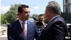 Архива: Средба на министрите за надворешни работи на Македонија и Грција, Никола Попоски и Никос Коѕијас.  