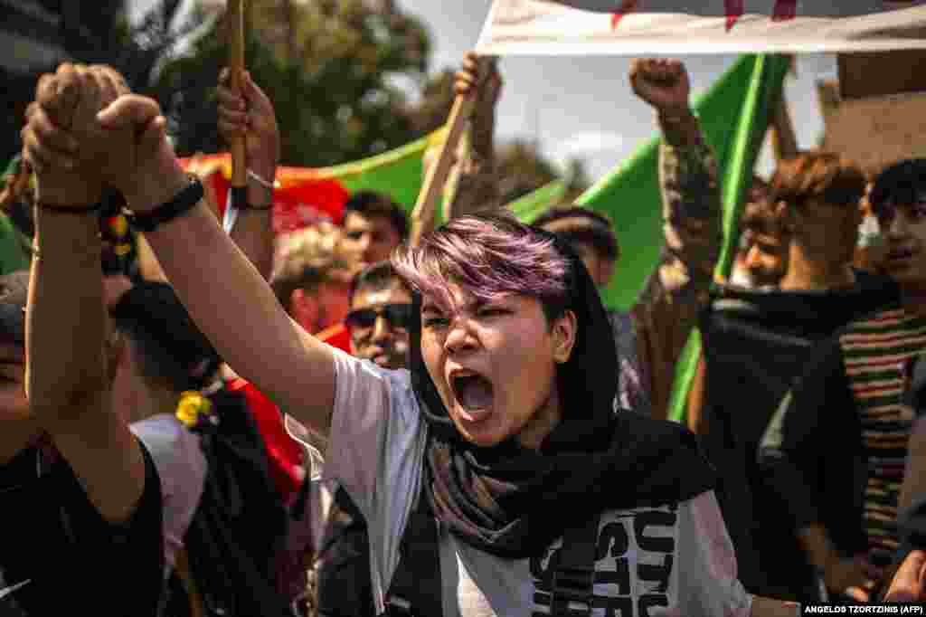 Afganët që jetojnë në Greqi brohoritin në Athinë gjatë një proteste kundër kthimit të talibanëve në pushtet në Afganistan. (18 gusht)