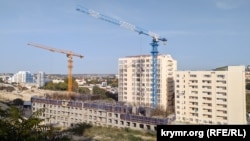 Строительство жилой многоэтажки на мысе Хрустальный в Севастополе, октябрь 2020 года. Иллюстративное фото