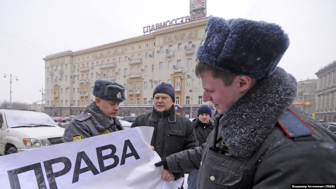 Лидер партии «Яблоко» Сергей Митрохин во время пикета в защиту прав собственников земельных участков в поселке «Речник»
