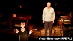 Mariana Mihuț & Victor Rebengiuc în „Regele moare” de Eugen Ionescu pe scena Teatrului Național