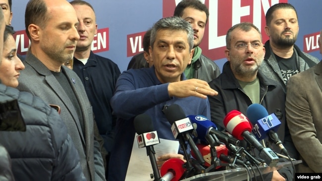 Izet Mexhiti, një nga liderët e koalicionit VLEN dhe kryetar i komunës së Çairit, duke folur për media.