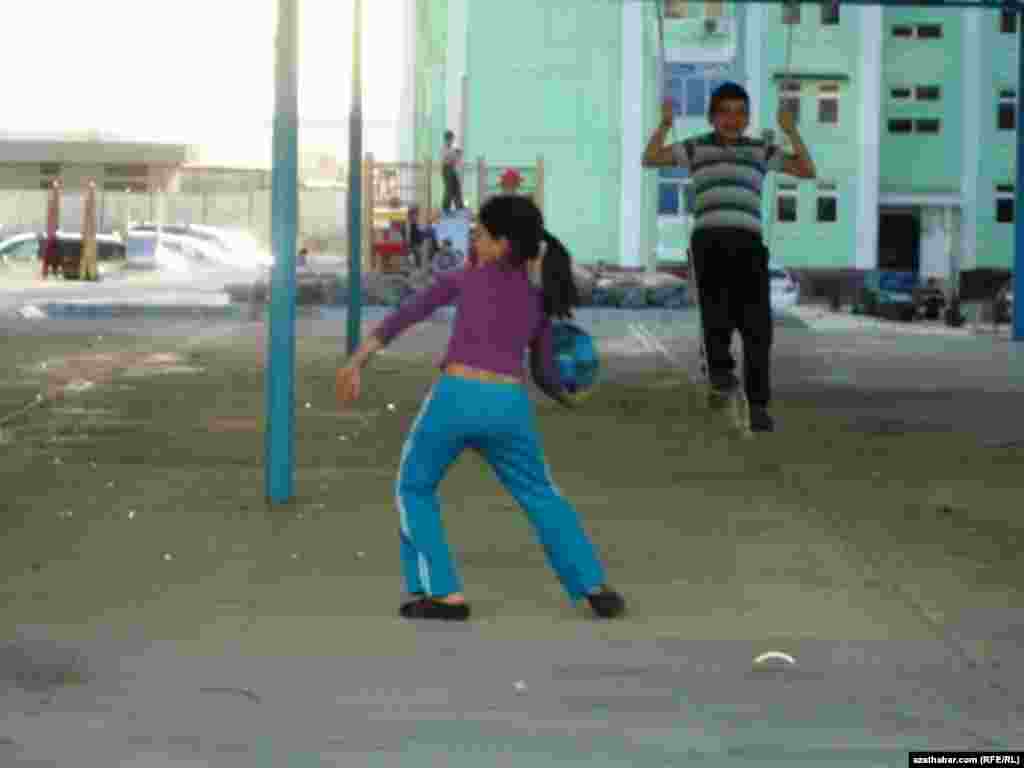 Top oýnaýan türkmen gyzjagazy