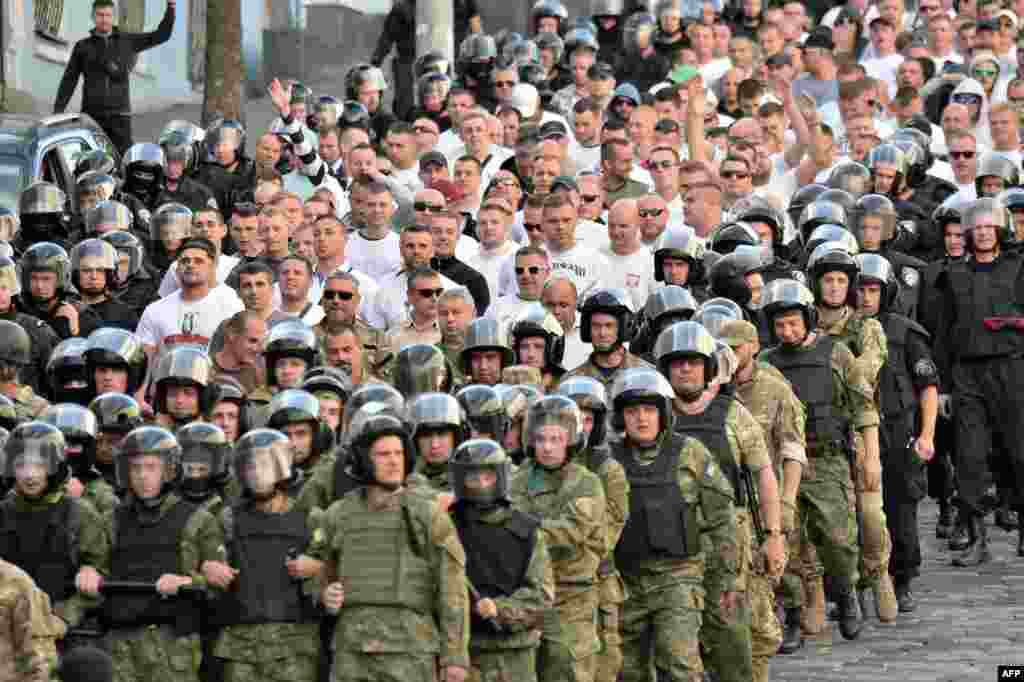 Міліція супроводжує польських футбольних фанатів на трибуни стадіону &laquo;Динамо&raquo;. Перед цим на Майдані Незалежності між фанатами команди &laquo;Зоря&raquo; (Луганськ, Україна) та &laquo;Легія&raquo; (Варшава, Польща) сталися сутички, в результаті яких постраждали двоє людей, одну людину затримали. Київ, 20 серпня 2015 року