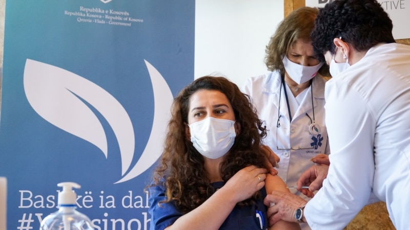 MSH: Janë vaksinuar 700 punëtorë shëndetësorë