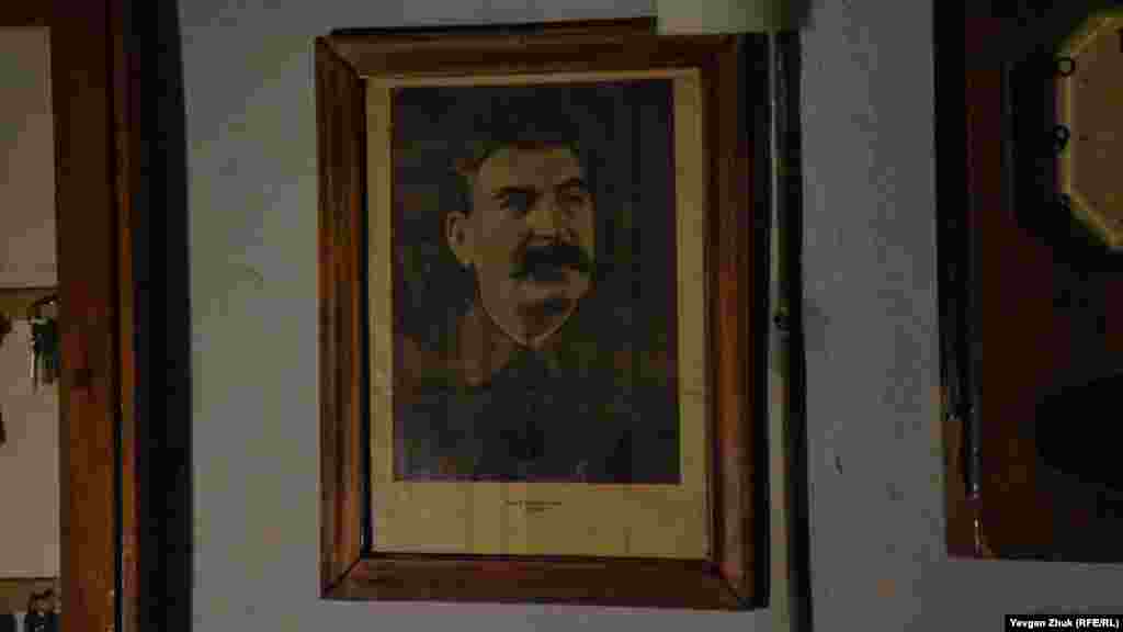 Портрет Сталина на стене&nbsp;