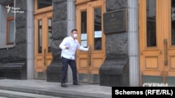 За спостереженнями «Схем», Микола Тищенко регулярно відвідує Банкову, де розташований Офіс президента