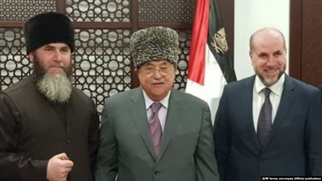 Палестинский лидер Махмуд Аббас (в центре фото) примерил кавказский головной убор