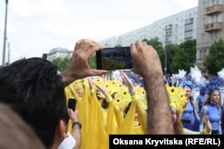 Глядач знімає виступ української колони, Берлін, Німеччина, 24 травня 2026 року