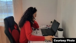 Ana-Maria Bucur în biroul improvizat de acasă, din Moinești