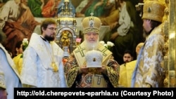 Episkop Flavijan (lijevo) sa patrijarhom Kirilom na ceremoniji 2014. 