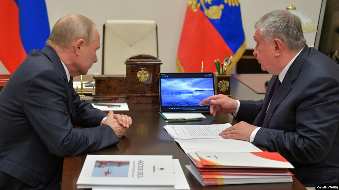 Владимир Путин и Игорь Сечин, Ново-Огарёво, 12 мая 2020 года