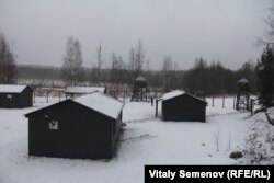 Лагерные бараки в реконструкции концлагеря, Ватнаволок