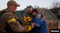 Lokalna stanovnica sela Kiselivka Valentyna Buhaiova grli ukrajinske vojnike u blizini Hersona
