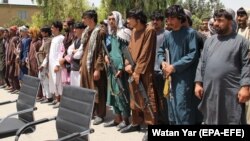 Owganystanda parahat ilat hökümet güýçleri bilen birikde jeňçilere garşy söweşýär. Helmand. 2-nji iýul, 2021 ý.