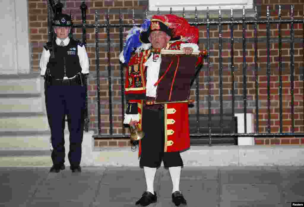 Objavljivanje sretne vijesti ispred bolnice St.Mary, London, 22. juli 2013. Foto:REUTERS / Andrew Winning