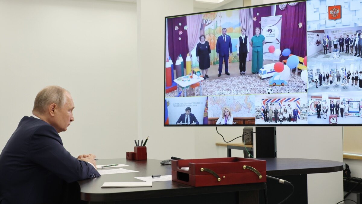 Putin Opens School Year In Russia But New History Textbook Given Failing Grade - Vimarsana News