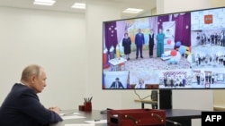 На цій фотографії президент Росії Володимир Путін бере участь у церемонії відкриття нових навчальних закладів у п’яти регіонах країни по відеозв’язку в Солнечногорську Московської області 1 вересня 2023 року.