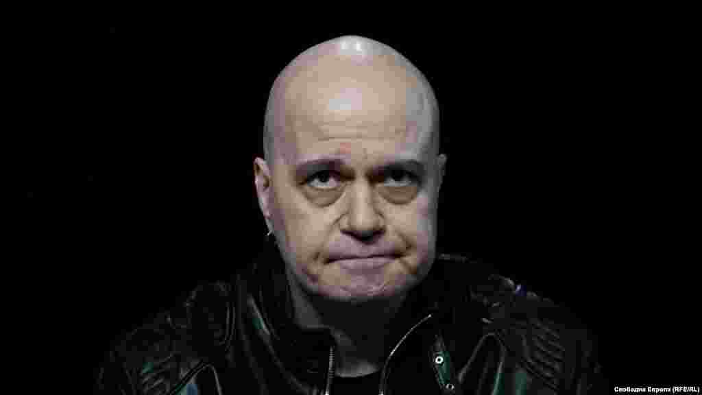 БУГАРИЈА -&nbsp;Централната изборна комисија во Бугарија денеска соопшти дека според обработени 87 проценти од гласачките ливчиња, коалицијата ГЕРБ-СДМ на Бојко Борисов има 26,07 проценти од гласовите на последните парламентарни избори. Втора по освоени гласови е партијата Има таков народ на Слави Трифонов, со 17,91 процент.