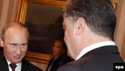 Presidenti rus, Vladimir Putin dhe ai ukrainas Petro Poroshenko, gjatë takimit sot ne Milano të Italisë.