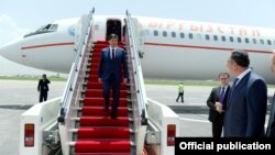 Мухаммедкалый Абылгазиев учактан түшүп келе жатат. Дүйшөмбү шаары. 