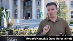 Mihail Zvinčuk ispred Skupštine Srbije u Beogradu, 30. septembra 2026.