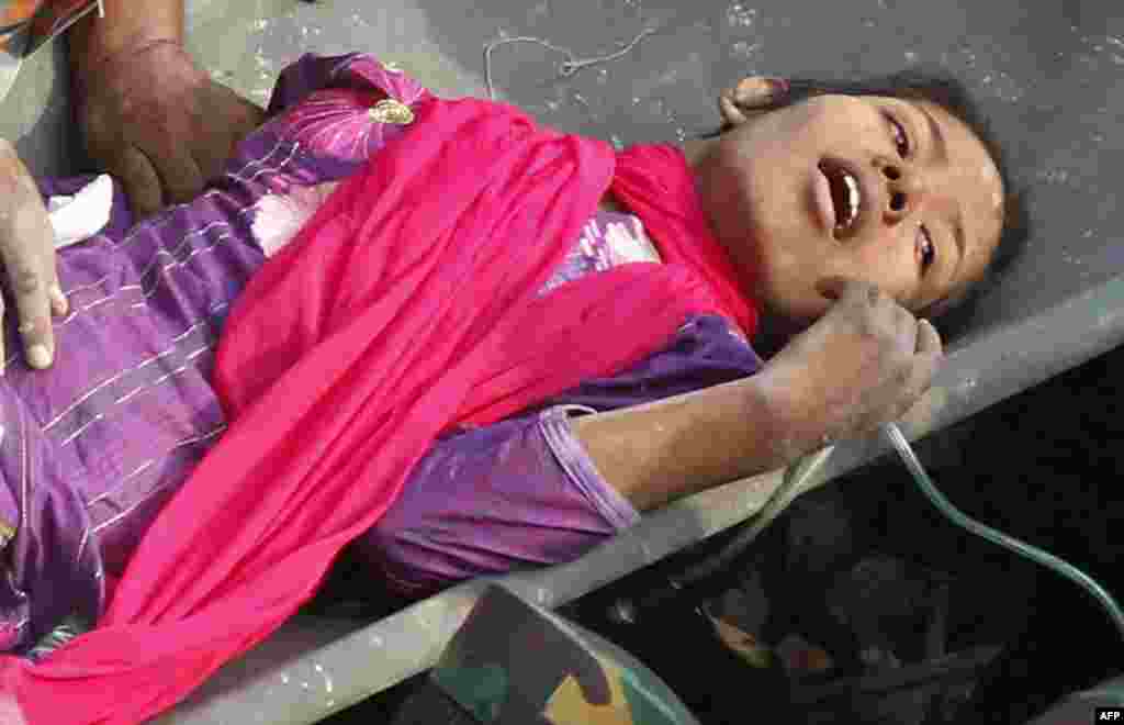 O femeie a fost găsită &icirc;n viață la 17 zile după prăbușirea unei clădiri din Bangladesh, 10 mai 2013.