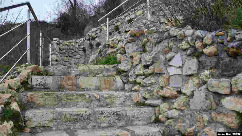 Ведущую на Яшмовый пляж лестницу отремонтировали в прошлом году. Каменные ступени уложены более 120 лет назад, подпорные стены &ndash; это современная работа подрядчиков&nbsp;