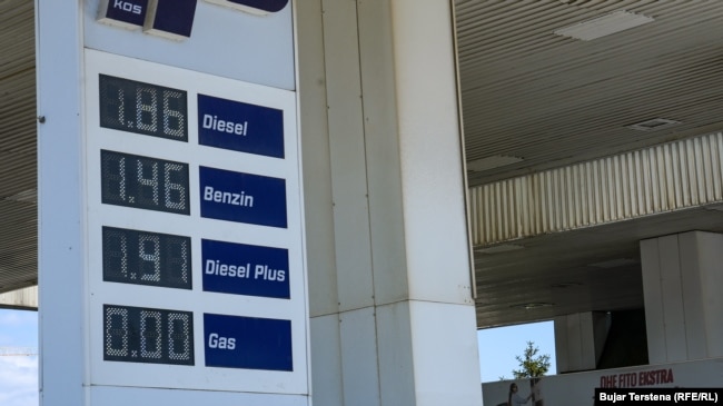 Pikë e shitjes së karburanteve në një pikë në Prishtinë, më 10 prill.