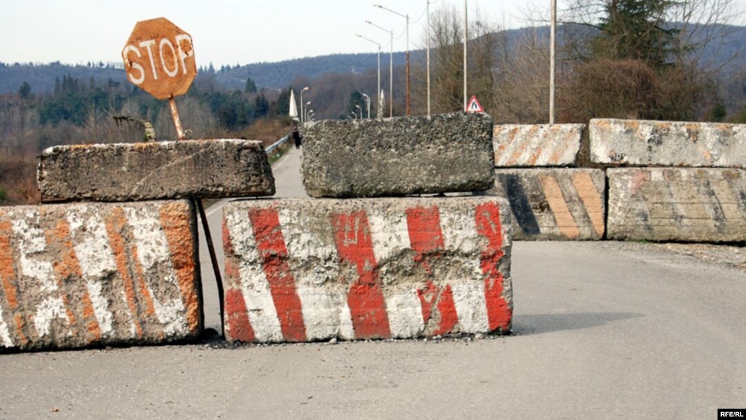 После войны 2008 года дорогу на Цхинвали здесь наглухо перекрыли, так что ни о какой торговле не могло и быть речи