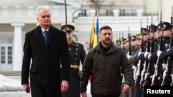 Președintele Lituaniei, Gitanas Nauseda, primindu-l în vizită la Vilnius pe Volodimir Zelenski, pe 25 ianuarie