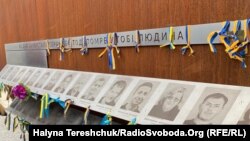 Йдеться про святкування групою дівчат 18-річчя однієї з них на місці, де вшановують загиблих Героїв Небесної сотні