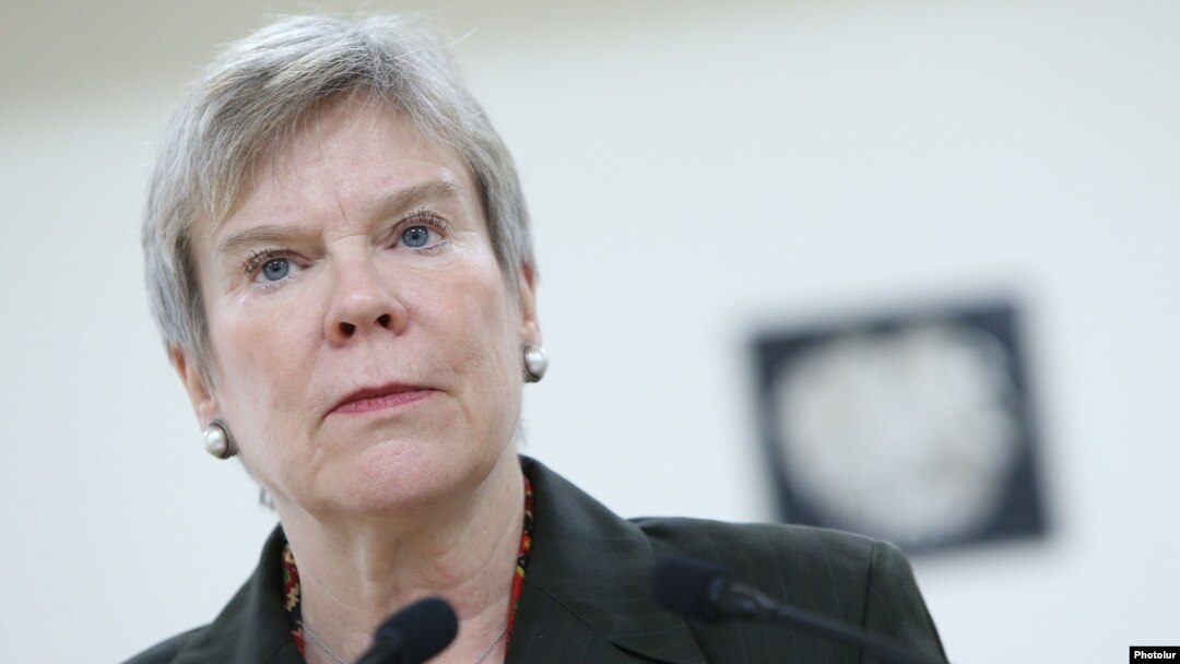 Rose Gottemoeller, la o conferință de presă susținută la Erevan în 2017, când ocupa funcția de secretar general adjunct al NATO.