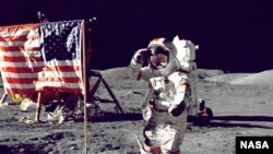 Birleşen Ştatlaryň aýa baryp gaýdan soňky astronawty Jin Çernan (Gene Cernan)