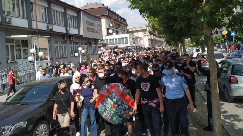 Протестен марш во Тетово, полицијата спречила поединци да влезат во седиштето на ДУИ
