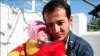 Узбекский журналист Алишер Саипов вместе с дочерью Зулайхо, которой на момент папиной смерти было всего лишь два месяца. Ош, 2007 год. 