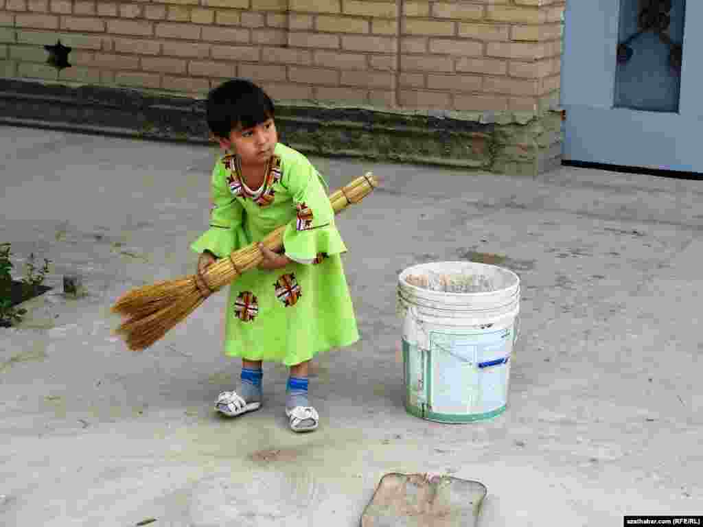 Türkmen gyzy ýaşlykdan öýüň arassaçylygyna üns berýär