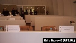 Prazne stolice za delegate SNSD-a Radovana Kovačevića i Sredoju Novića