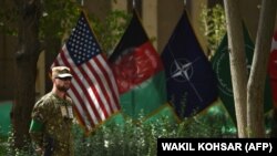یک سرباز آمریکایی در برابر مقر «حمایت قاطع» ناتو در افغانستان؛ عکس از بایگانی