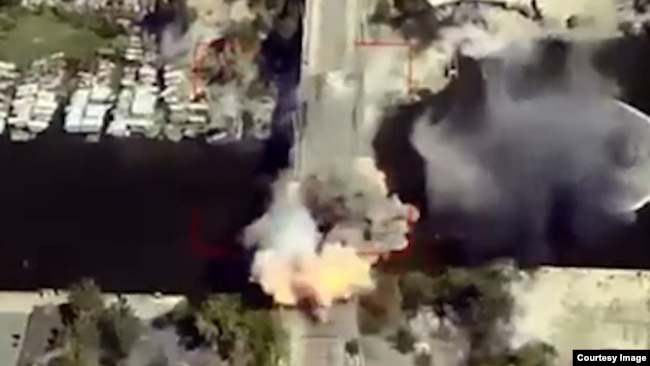 Момент російського удару по основному мосту Херсона