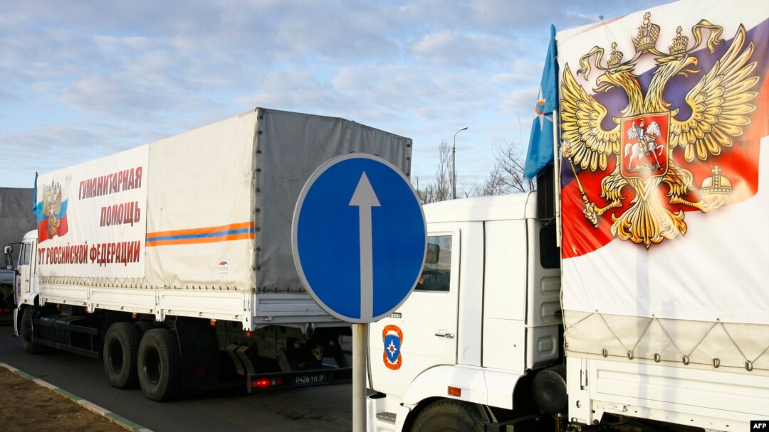 Грузовики с российской гуманитарной помощью пересекают границу Украины